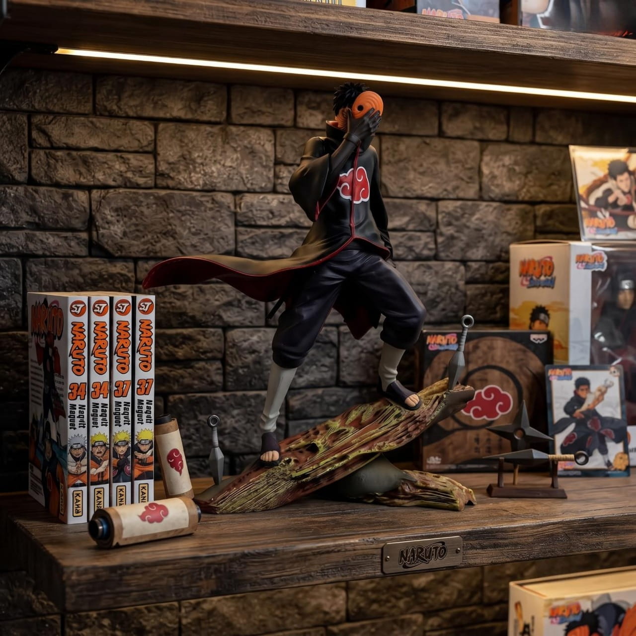 Figurine Tobi Obito Uchiha masque - exposee sur une etagere (decor non inclus)