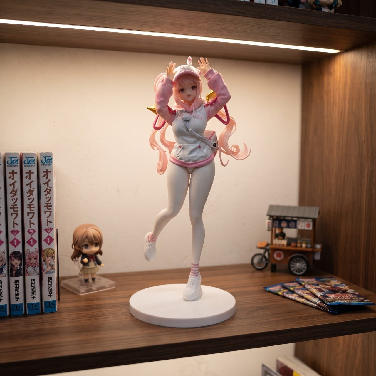 Figurine Alice Nikke Goddess of Victory exposée sur une étagère (décor non inclus)