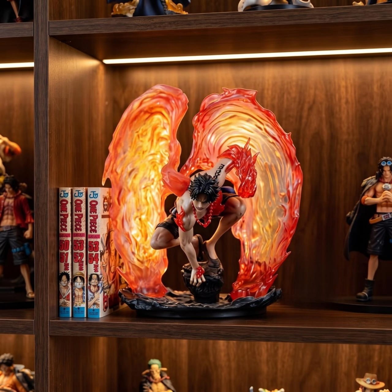 Figurine Ace ailes de feu One Piece - exposee sur une etagere (decor non inclus)