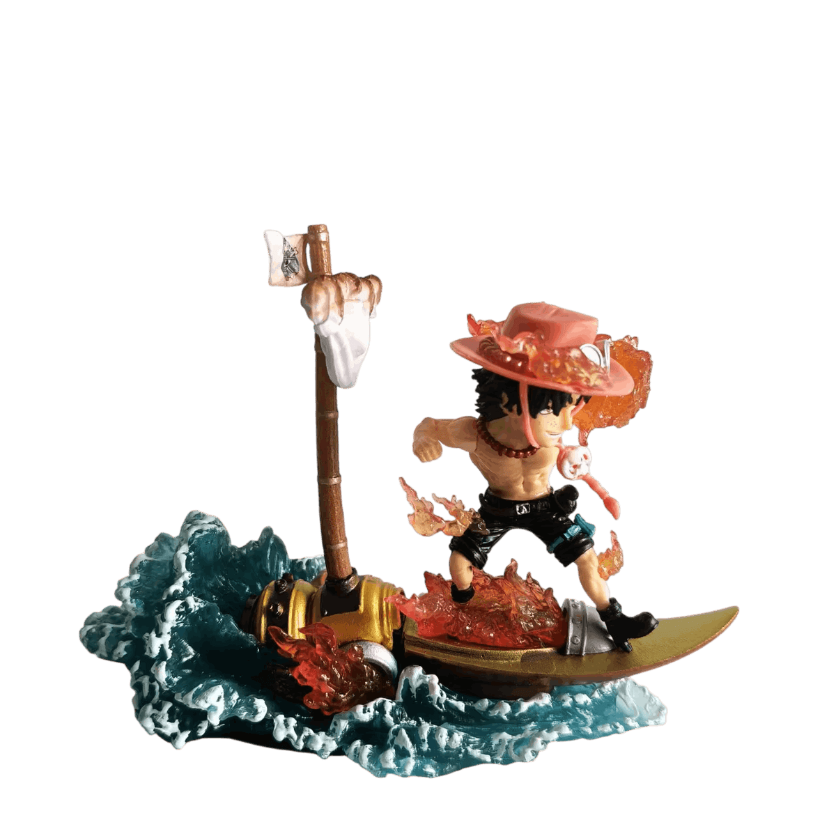 Figurine chibi Ace One Piece de face : chapeau orange, collier de perles rouges, short noir, flammes orange, Striker jaune et vague bleue