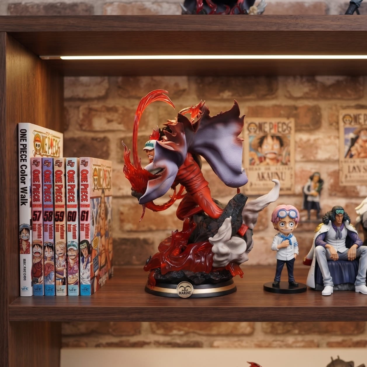 Figurine Akainu incarnation du magma One Piece - exposee sur une etagere (decor non inclus)