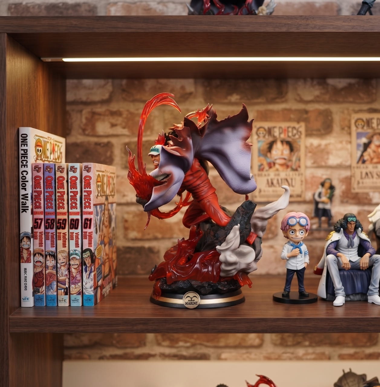 Figurine Akainu incarnation du magma One Piece - exposee sur une etagere (decor non inclus)