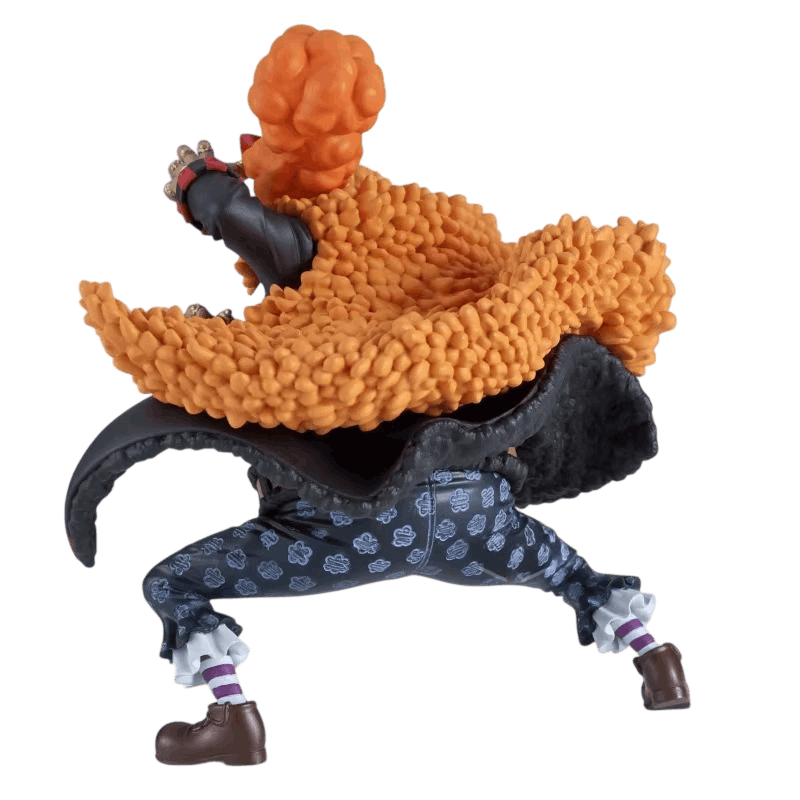Figurine Barbe Noire One Piece de dos : fourrure orange déployée et pantalon bleu marine à motifs de nuages