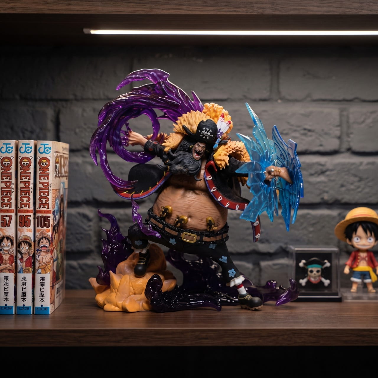 Figurine Barbe Noire seisme tenebres One Piece - exposee sur une etagere (decor non inclus)