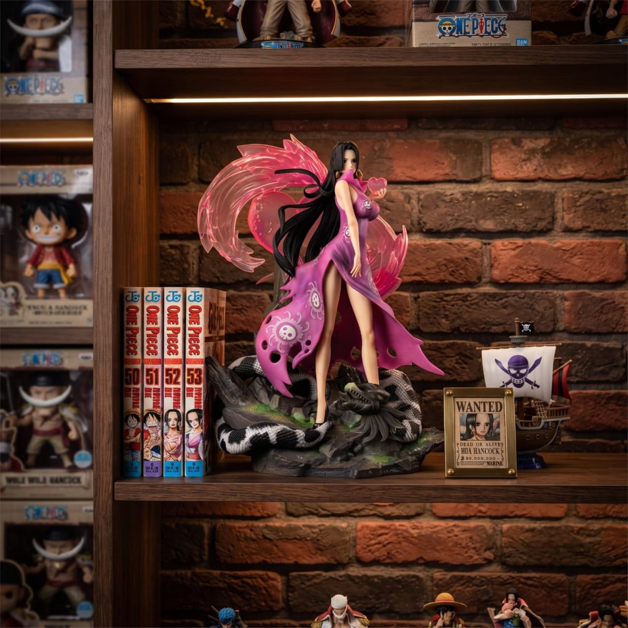 Figurine Boa Hancock imperatrice fantome One Piece - exposee sur une etagere (decor non inclus)