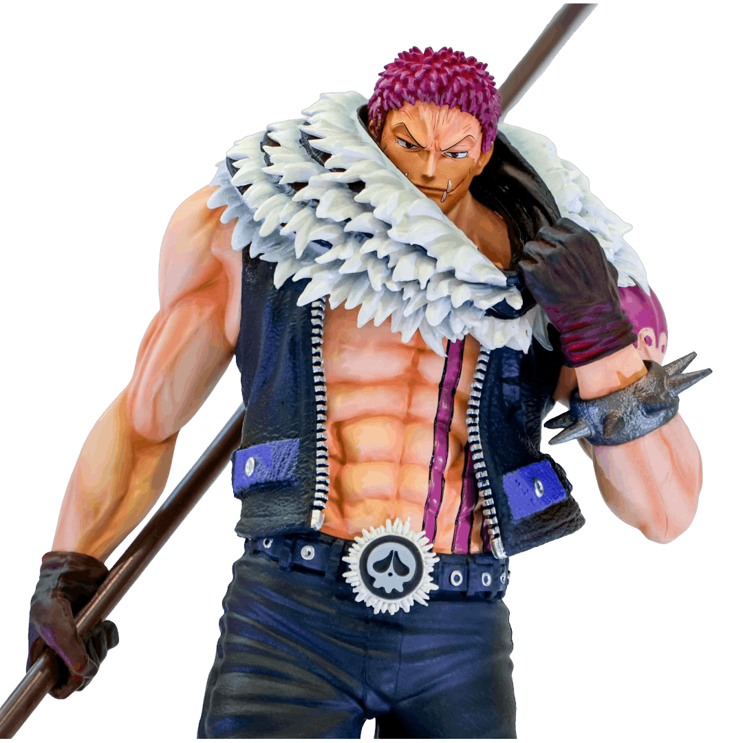 Gros plan sur le buste de la figurine Charlotte Katakuri : écharpe de fourrure et ceinture cloutée