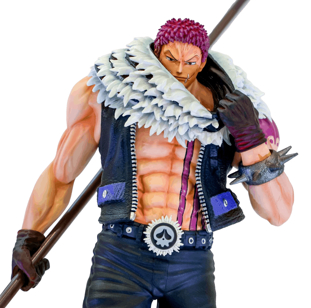 Gros plan sur le buste de la figurine Charlotte Katakuri : écharpe de fourrure et ceinture cloutée