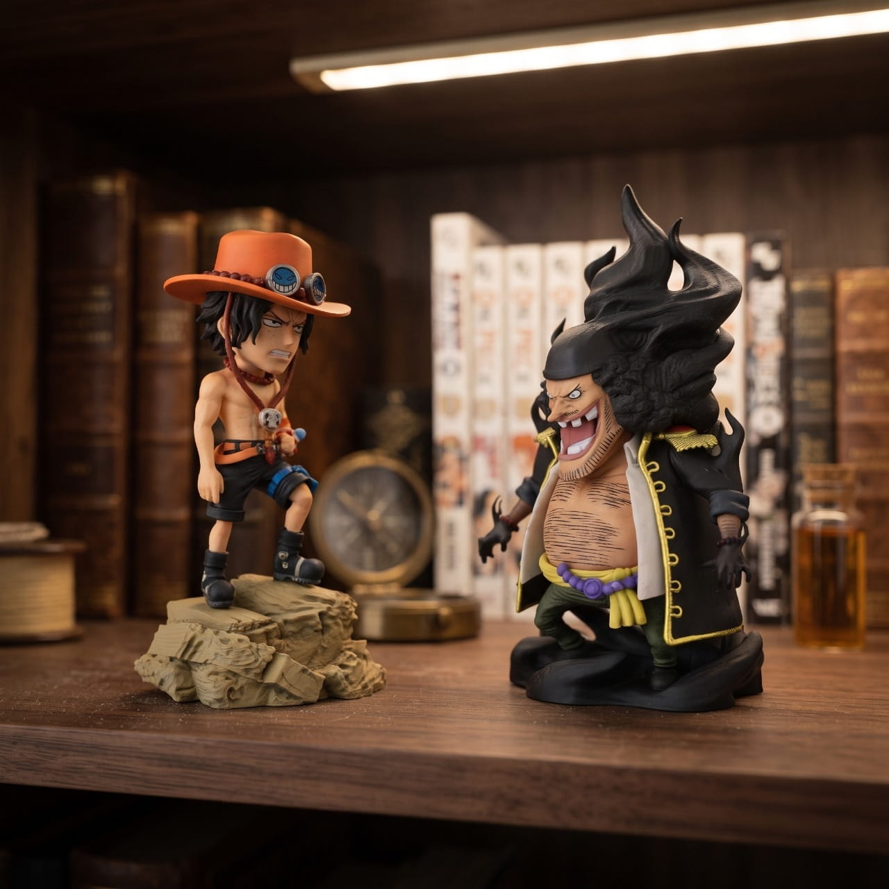 Diorama One Piece Ace face à Barbe Noire enveloppé de ténèbres, exposé sur une étagère (décor non inclus)