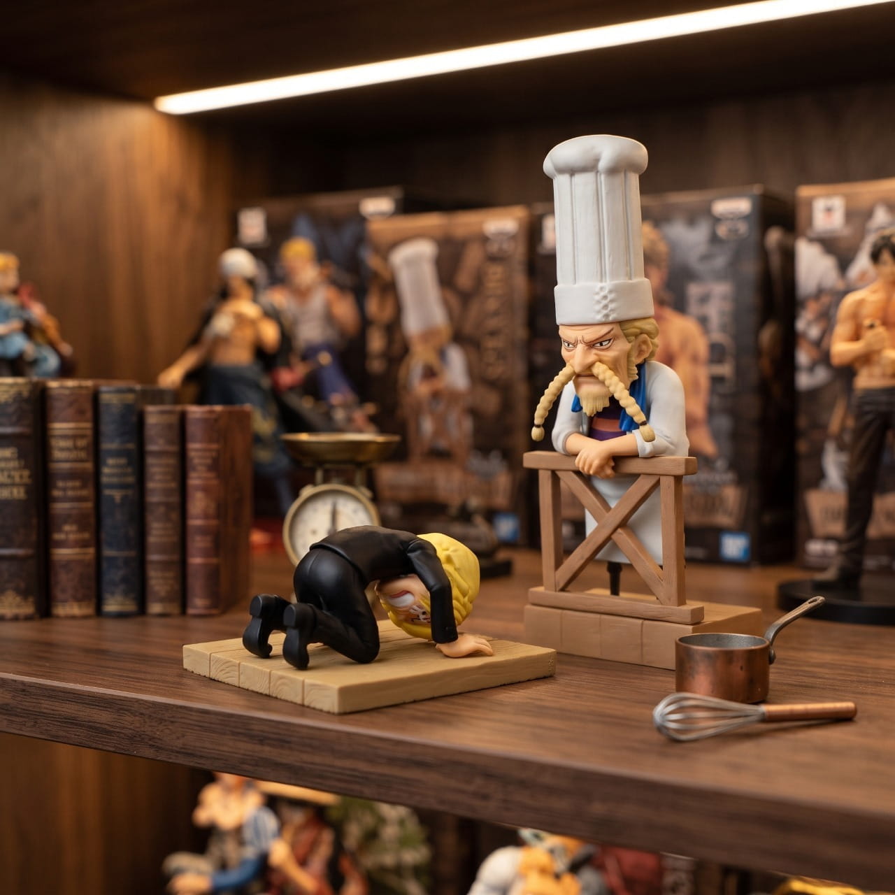 Diorama One Piece Sanji prosterné devant Zeff au moment des adieux, exposé sur une étagère (décor non inclus)