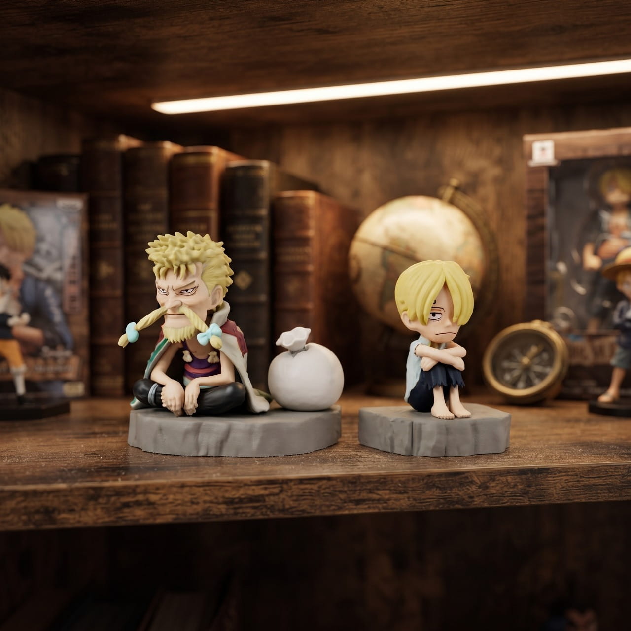 Diorama One Piece Zeff et Sanji enfant échoués sur leurs rochers, exposé sur une étagère (décor non inclus)