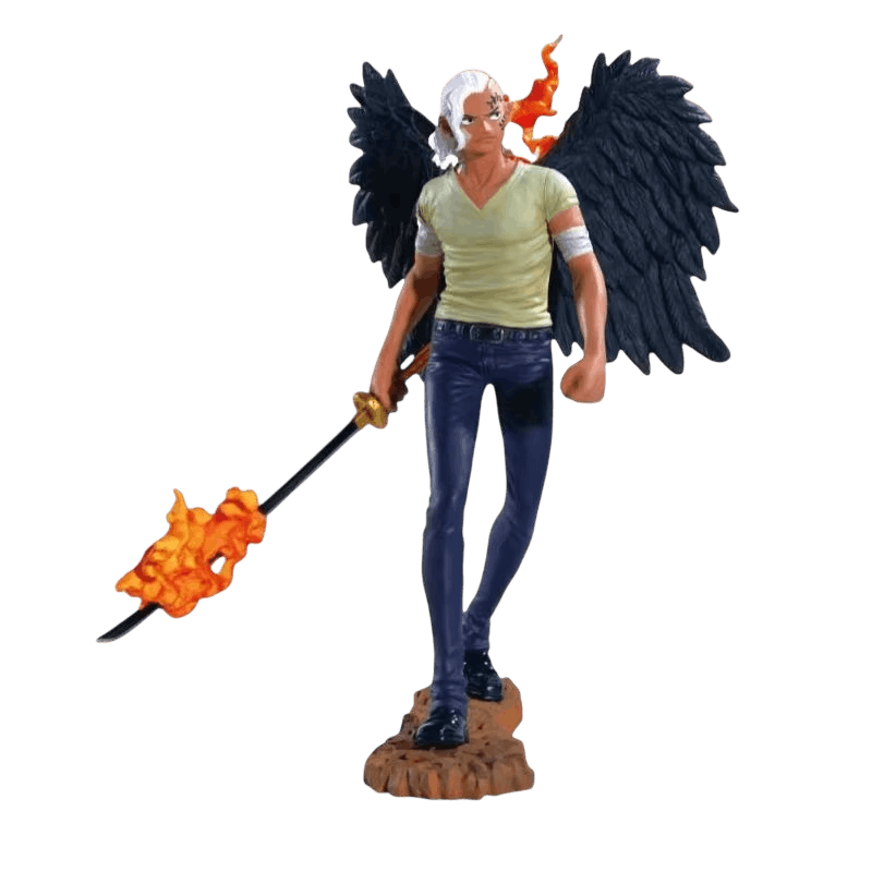Figurine King One Piece de face : cheveux blancs, ailes noires, flamme derrière la tête, tee-shirt vert pâle à col en V, jean bleu nuit, sabre enveloppé de flammes, socle rocheux
