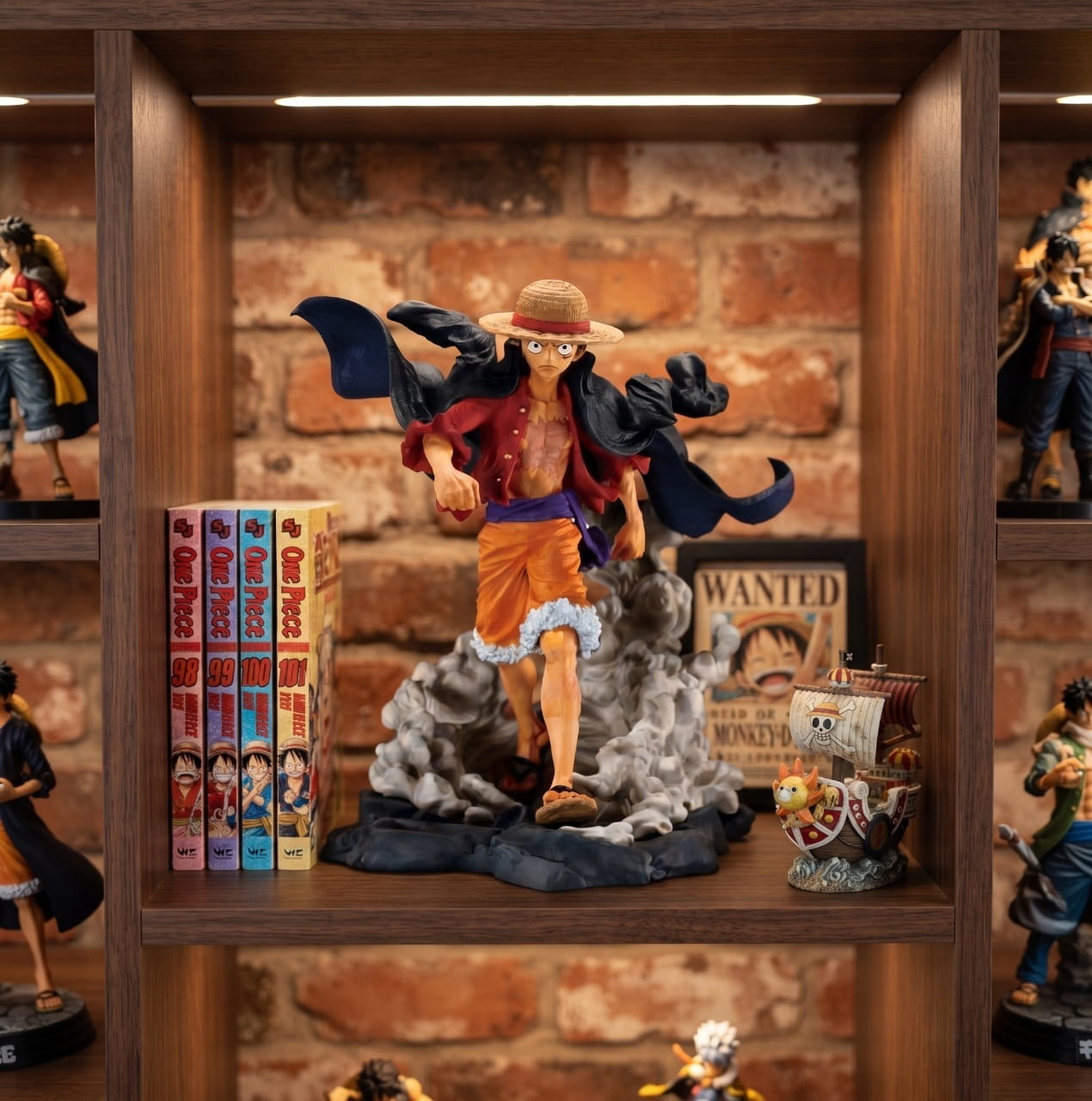 Figurine Luffy cape au vent One Piece - exposee sur une etagere (decor non inclus)