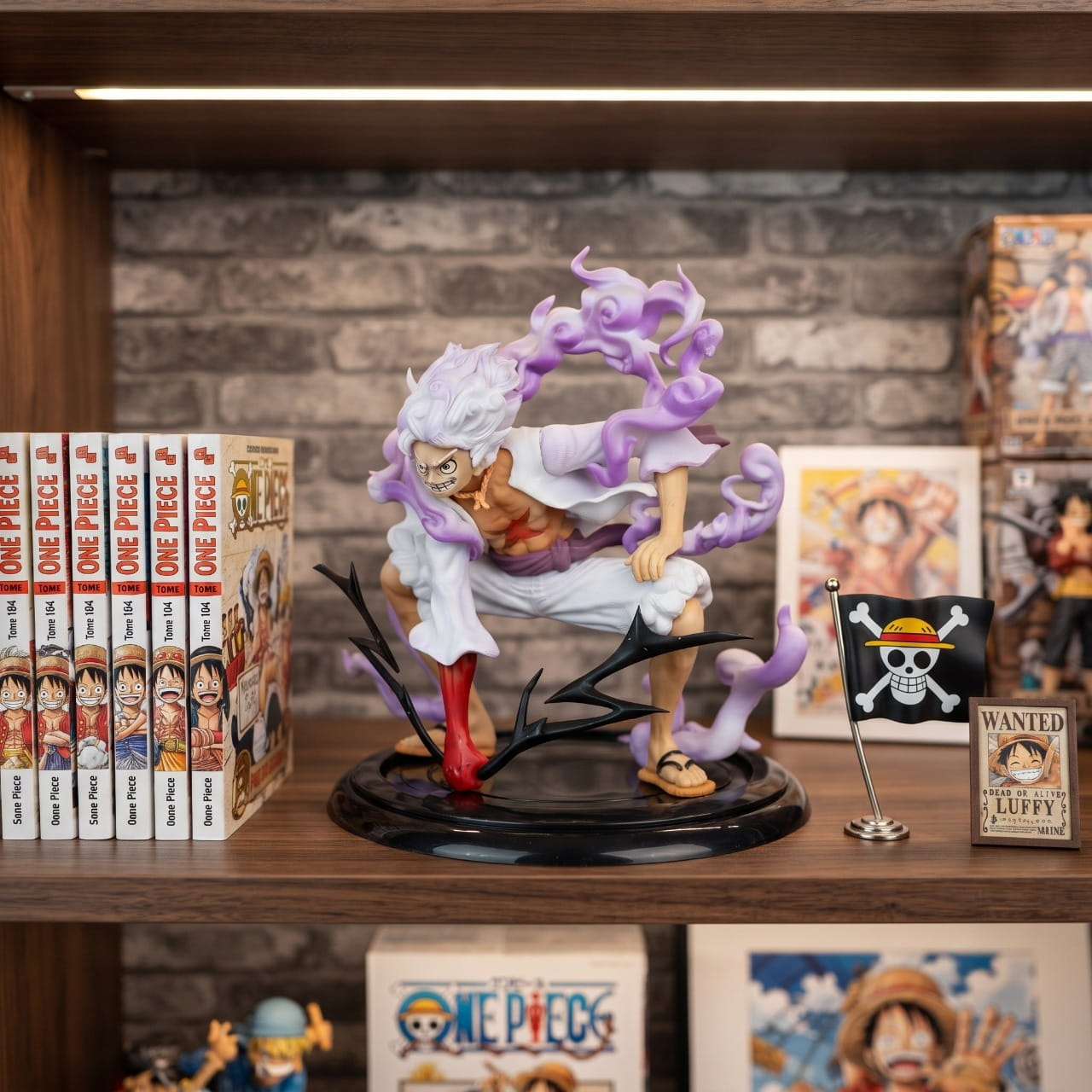 Figurine Luffy Gear 5 Nika One Piece - exposee sur une etagere (decor non inclus)