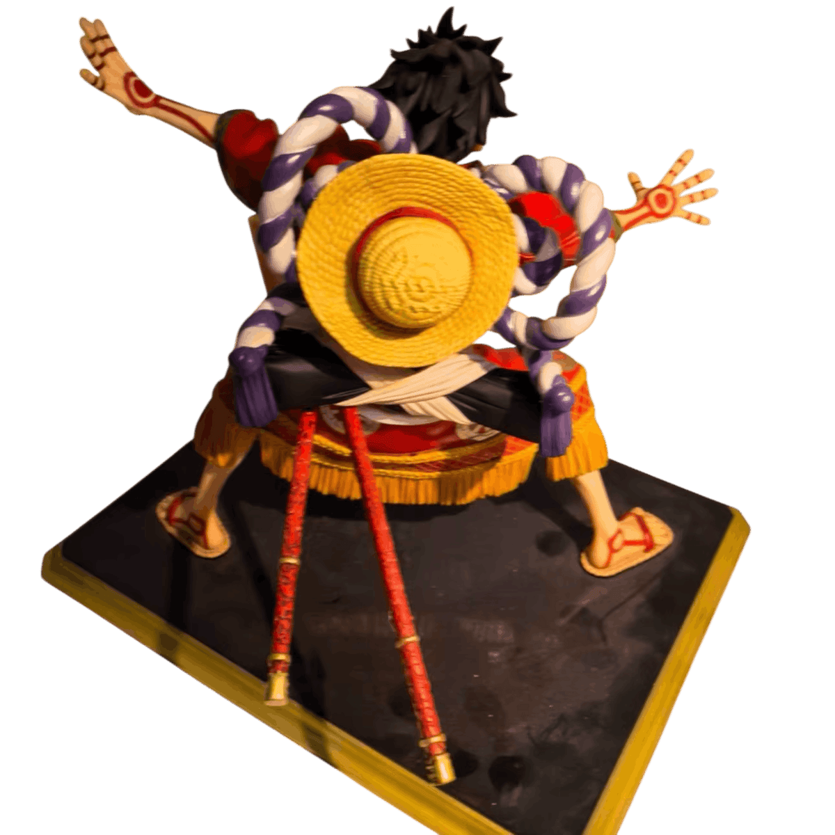 One Piece Luffy figure in a theater kimono, rear view: straw hat flat against the back, red scabbards with gold fittings and lacquered black base