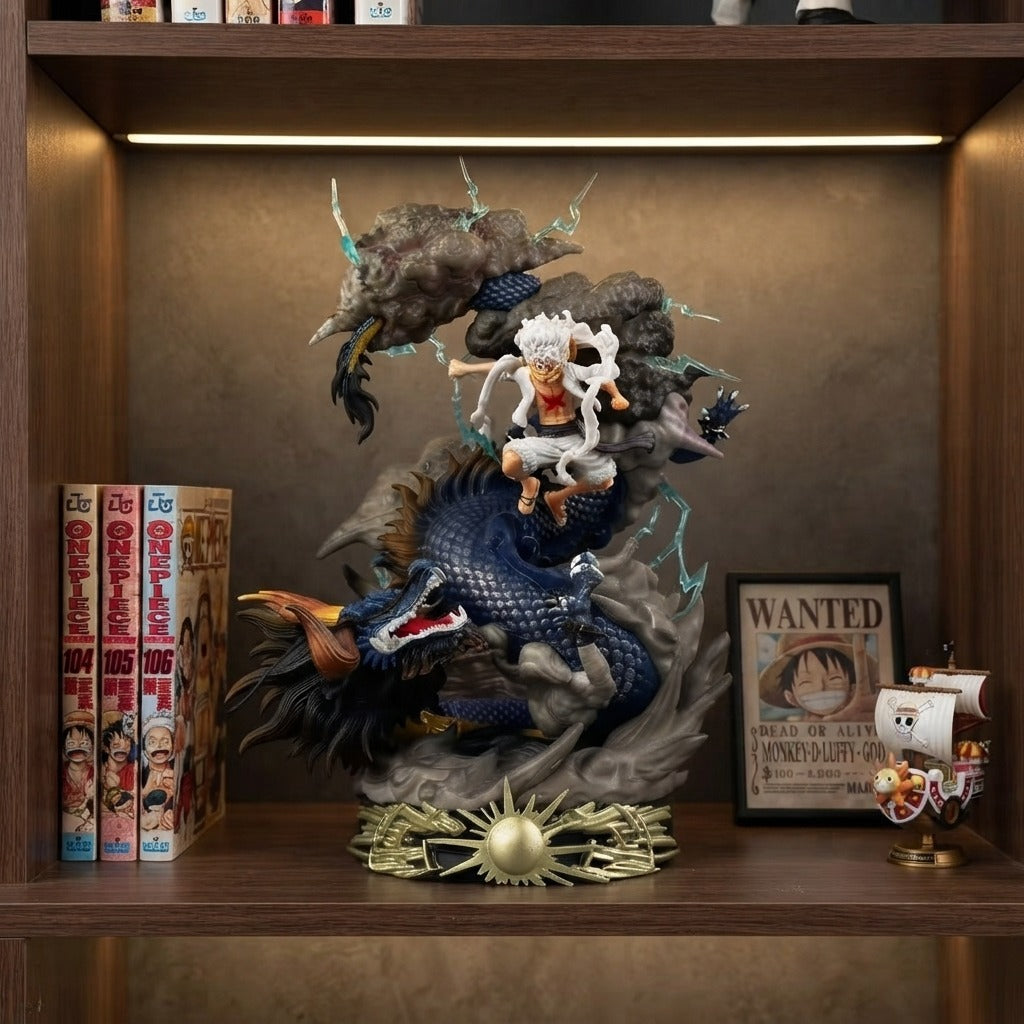 Diorama Luffy Gear 5 vs Kaido dragon One Piece - exposee sur une etagere (decor non inclus)