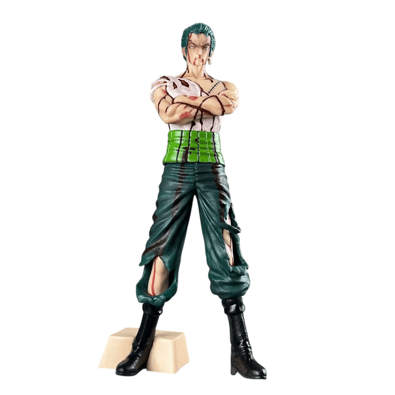 Figurine Zoro One Piece 28 cm blessé : bras croisés, chemise blanche en lambeaux, traces de sang, ceinture verte, pantalon vert déchiré