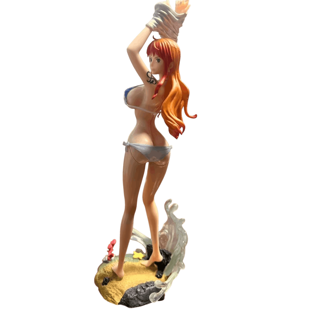 Figurine Nami One Piece de dos : chevelure orange, tatouage d'épaule, bikini noué et gerbe d'eau translucide