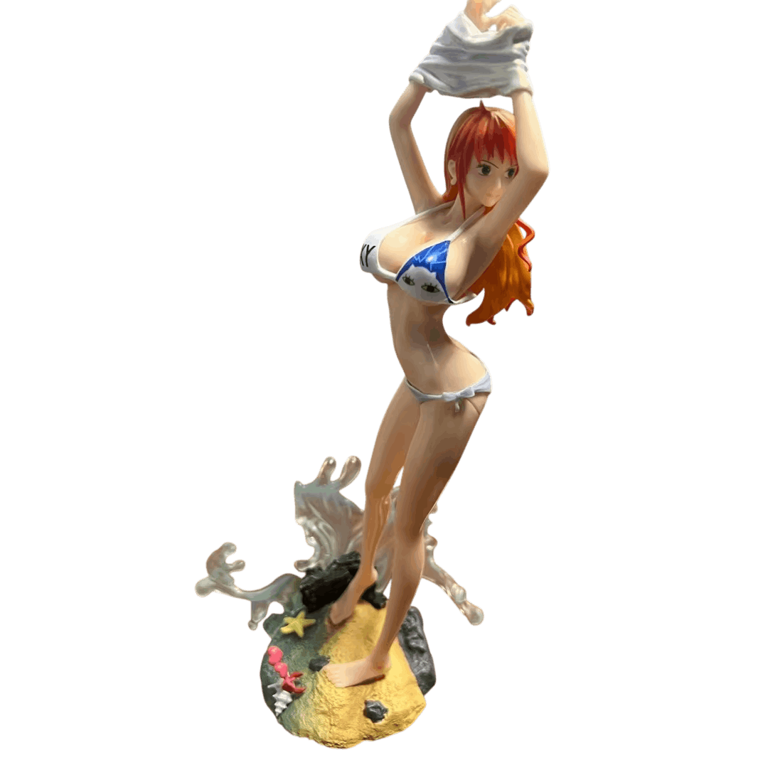 Figurine Nami One Piece de trois quarts : bras levés, bikini blanc et bleu, socle de sable avec rochers et étoile de mer