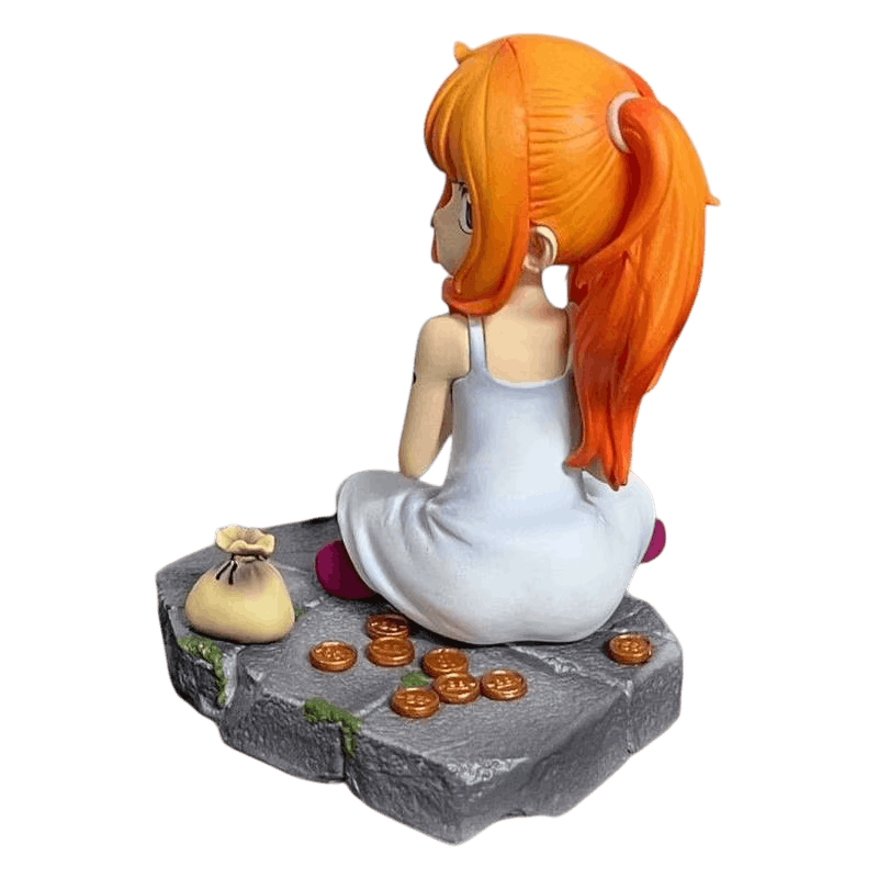 Figurine Nami enfant One Piece - vue de dos et socle rocher
