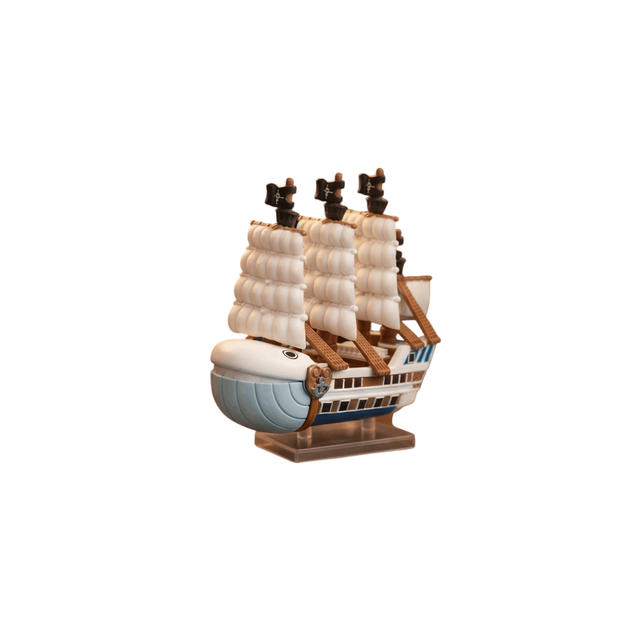 Réplique du Moby Dick vue de trois quarts : étrave en tête de baleine blanche, coque bleu pâle, trois mâts gréés — One Piece, PVC peint