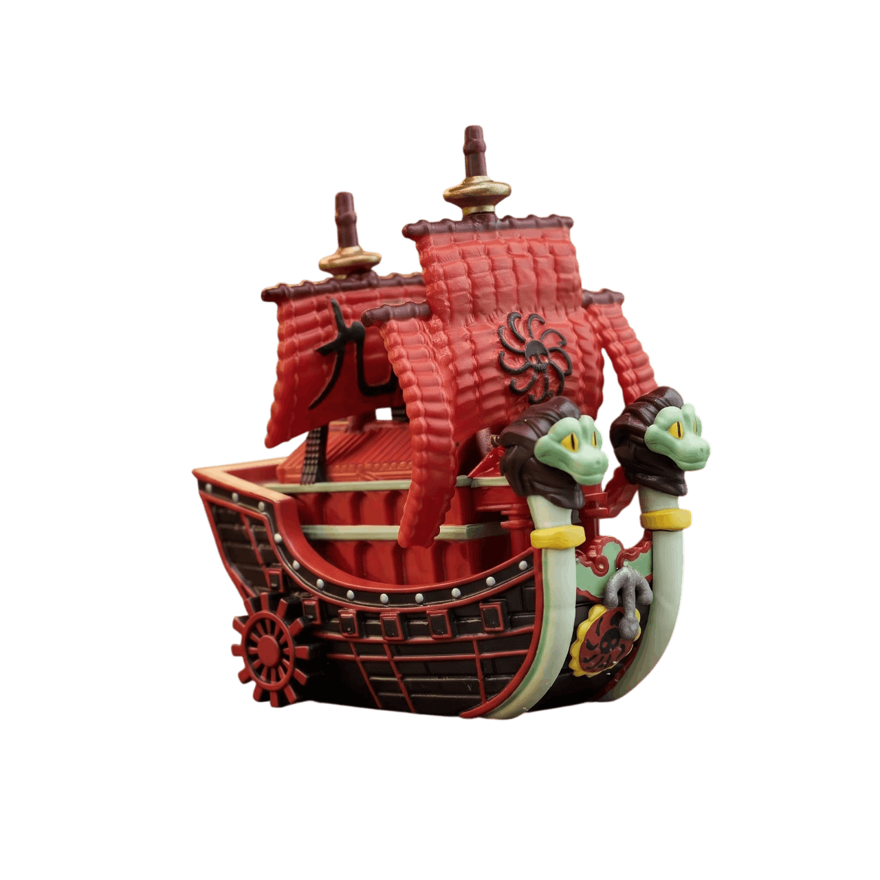 Réplique du navire des Kuja vue de trois quarts : deux têtes de serpent vert d'eau à l'étrave, voiles rouges au kanji neuf — One Piece, PVC peint