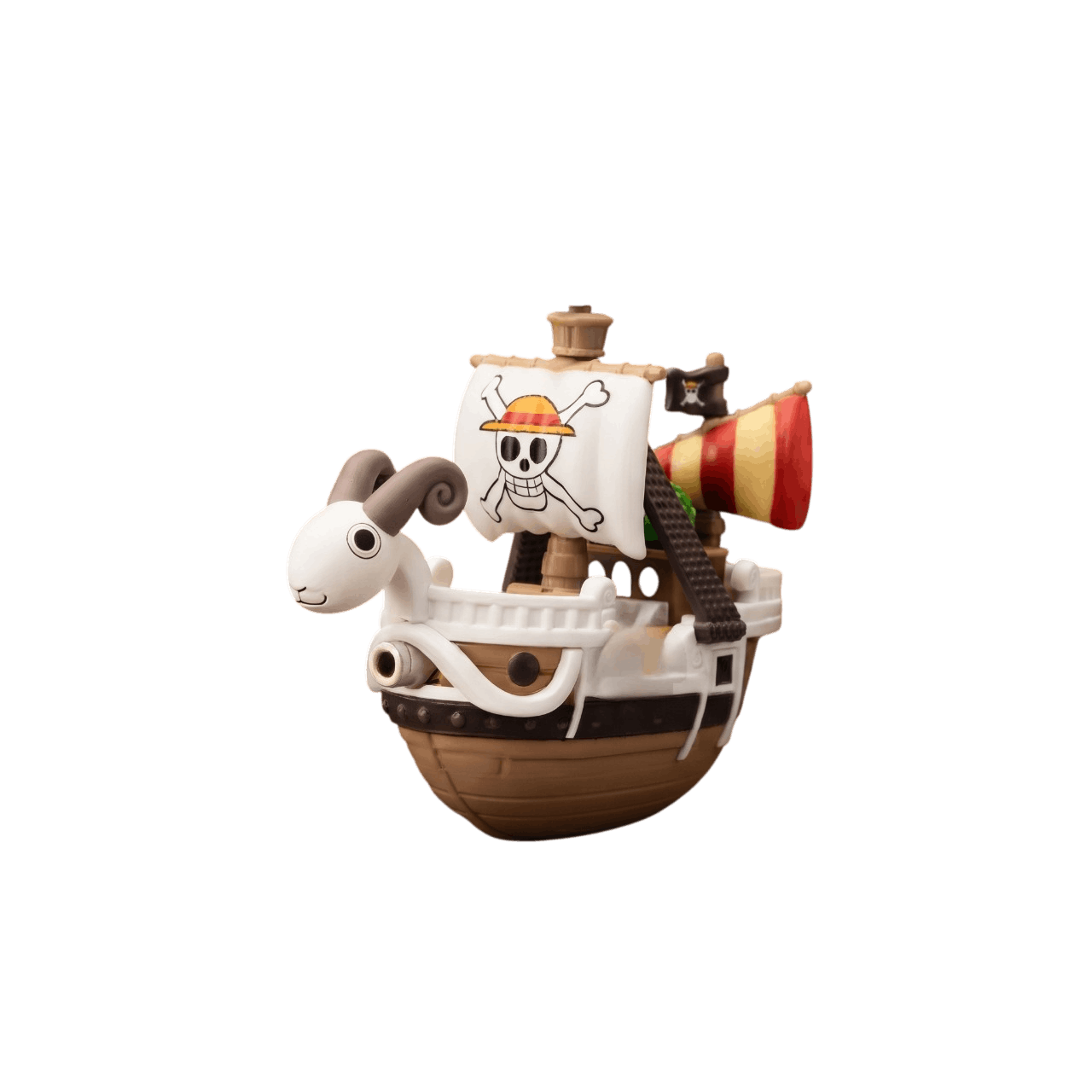 Réplique du Vogue Merry vue de trois quarts : figure de proue en tête de mouton, voile au Jolly Roger du chapeau de paille, canon de proue — One Piece, PVC peint
