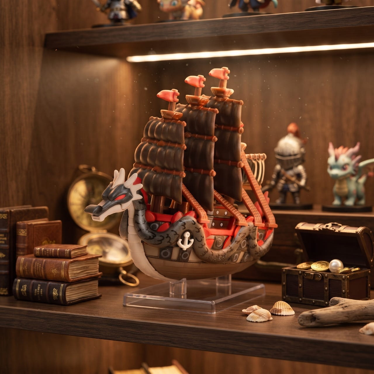 Réplique miniature du Wind Granma, le navire de Monkey D. Dragon, posée sur une étagère en bois avec un coffre au trésor et des coquillages — One Piece (décor non inclus)