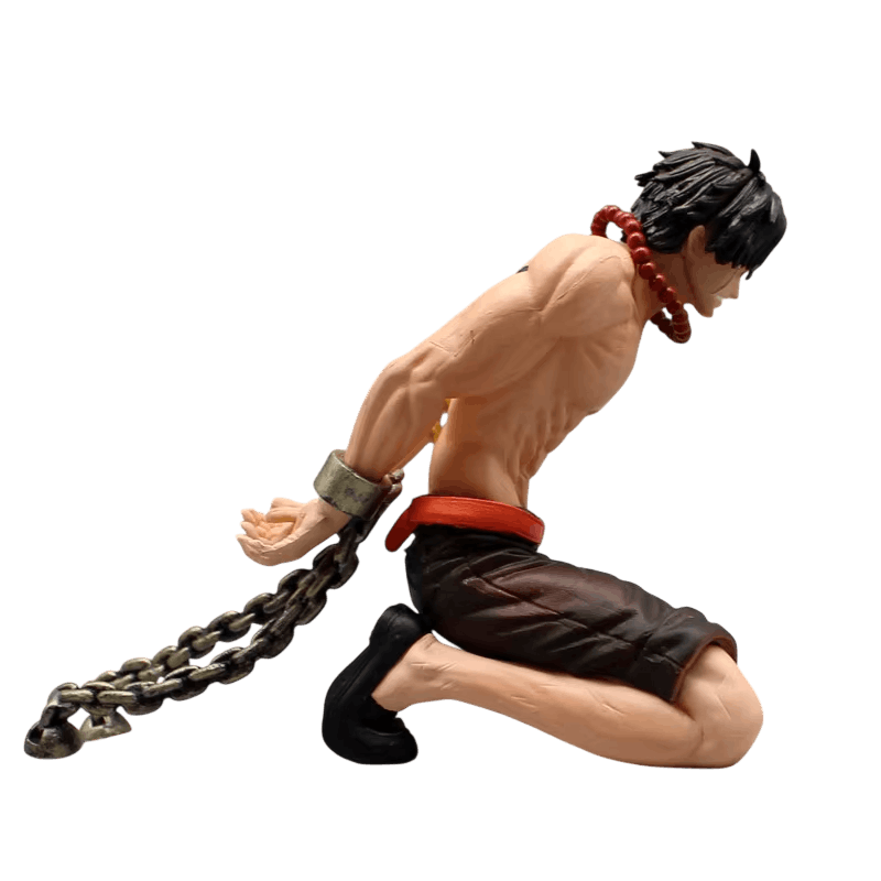 Figurine Portgas D. Ace One Piece de profil : mains enchaînées dans le dos, chaînes métalliques au sol