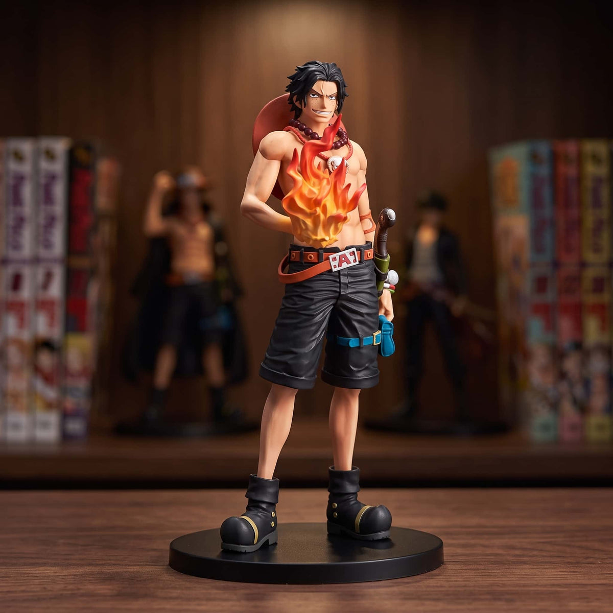 Figurine One Piece Portgas D. Ace 28 cm debout, torse nu, exposée sur une étagère devant des mangas (décor non inclus)