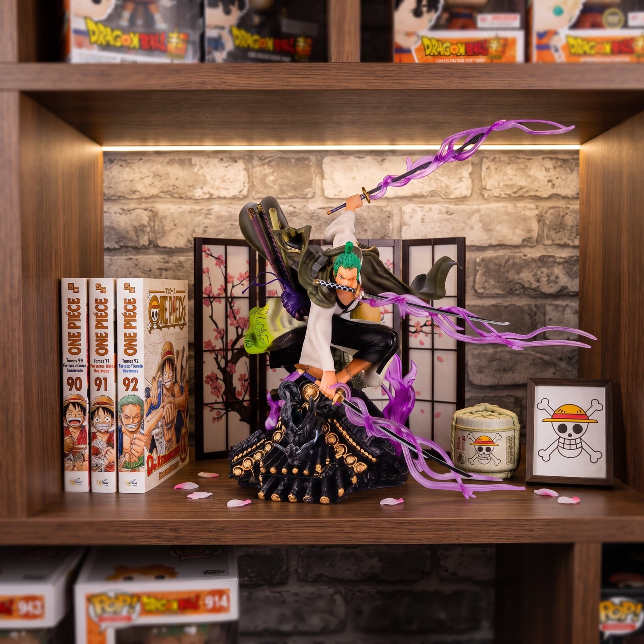 Figurine Roronoa Zoro Santoryu - exposee sur une etagere (decor non inclus)