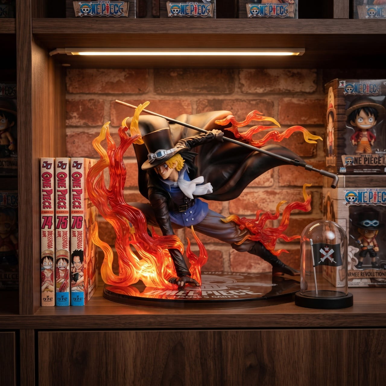 Figurine Sabo poing de flamme One Piece - exposee sur une etagere (decor non inclus)