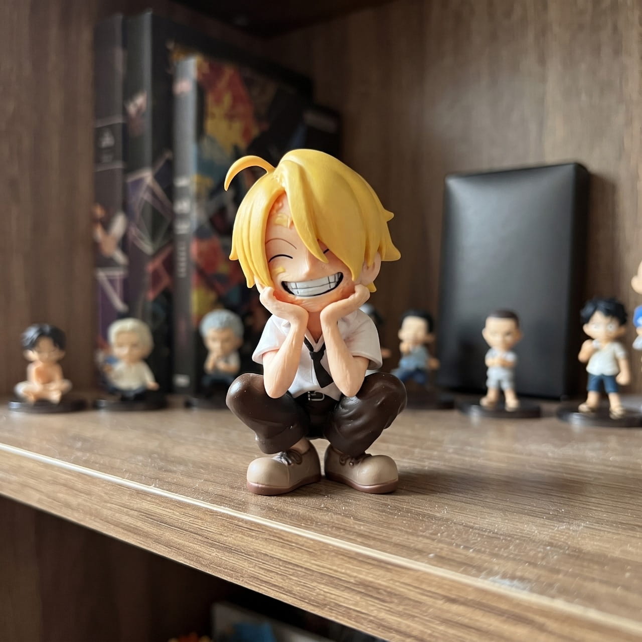 Figurine chibi Sanji exposée sur une étagère (décor non inclus)