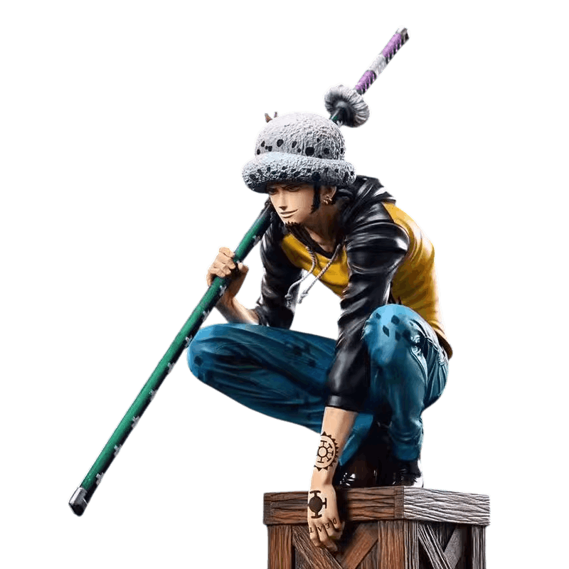 Figurine One Piece Trafalgar Law Supernova 21 cm accroupi sur sa caisse avec Kikoku, vue de trois quarts