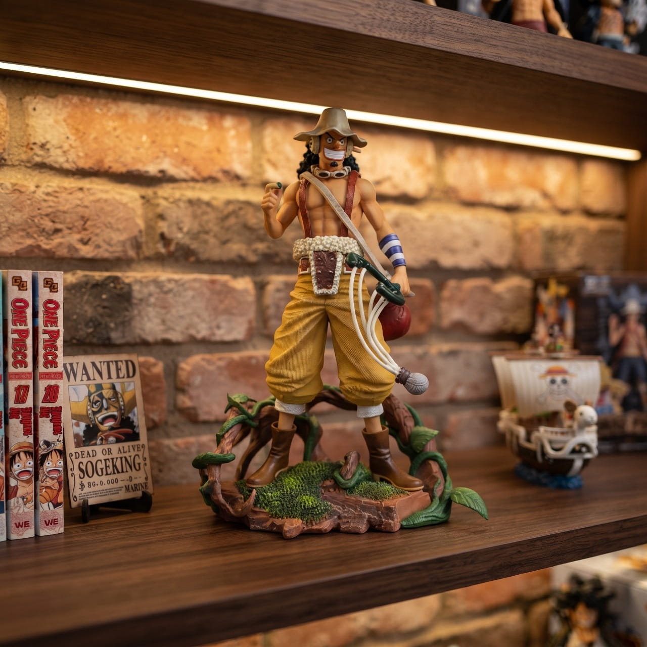 Figurine Usopp exposee sur une etagere (decor non inclus)