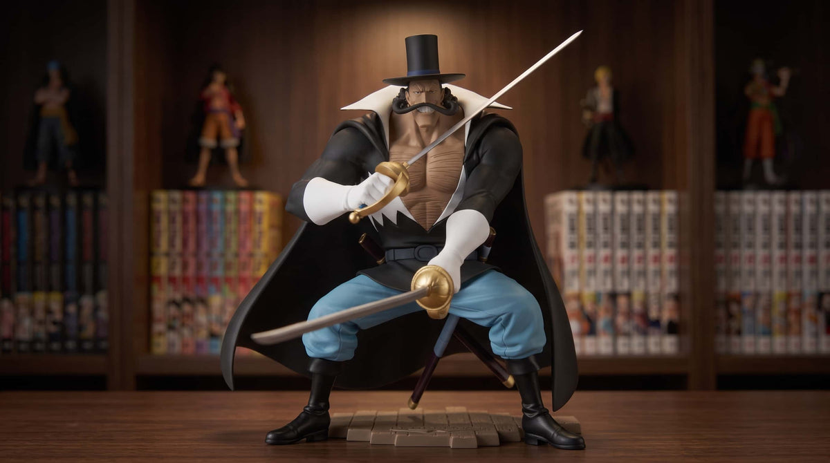 Figurine One Piece Vista 14 cm en garde avec ses deux sabres, exposée sur une étagère devant des mangas (décor non inclus)