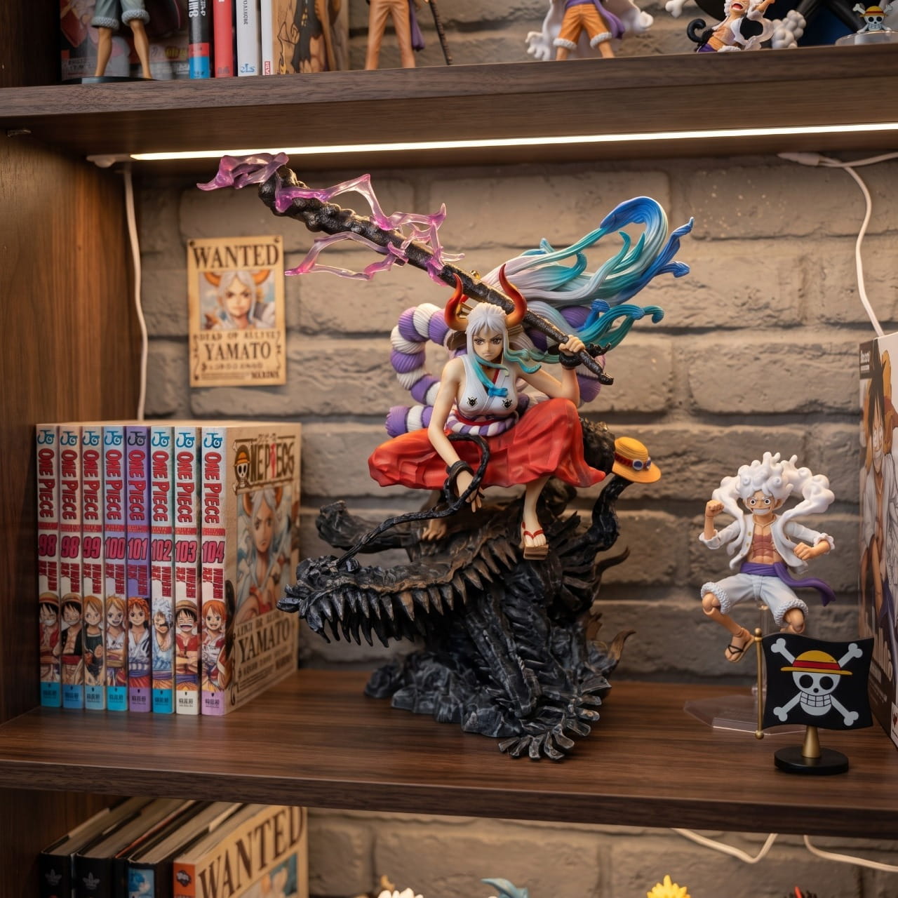 Figurine Yamato Thunder Bagua One Piece - exposee sur une etagere (decor non inclus)