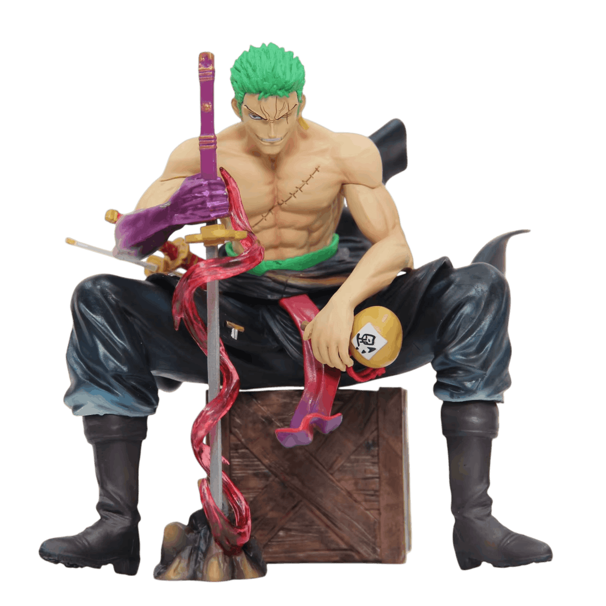 Figurine Zoro One Piece de face : torse nu et cicatrice, bras droit violet serré sur Enma, ruban rouge translucide autour de la lame, gourde jaune, caisse en bois
