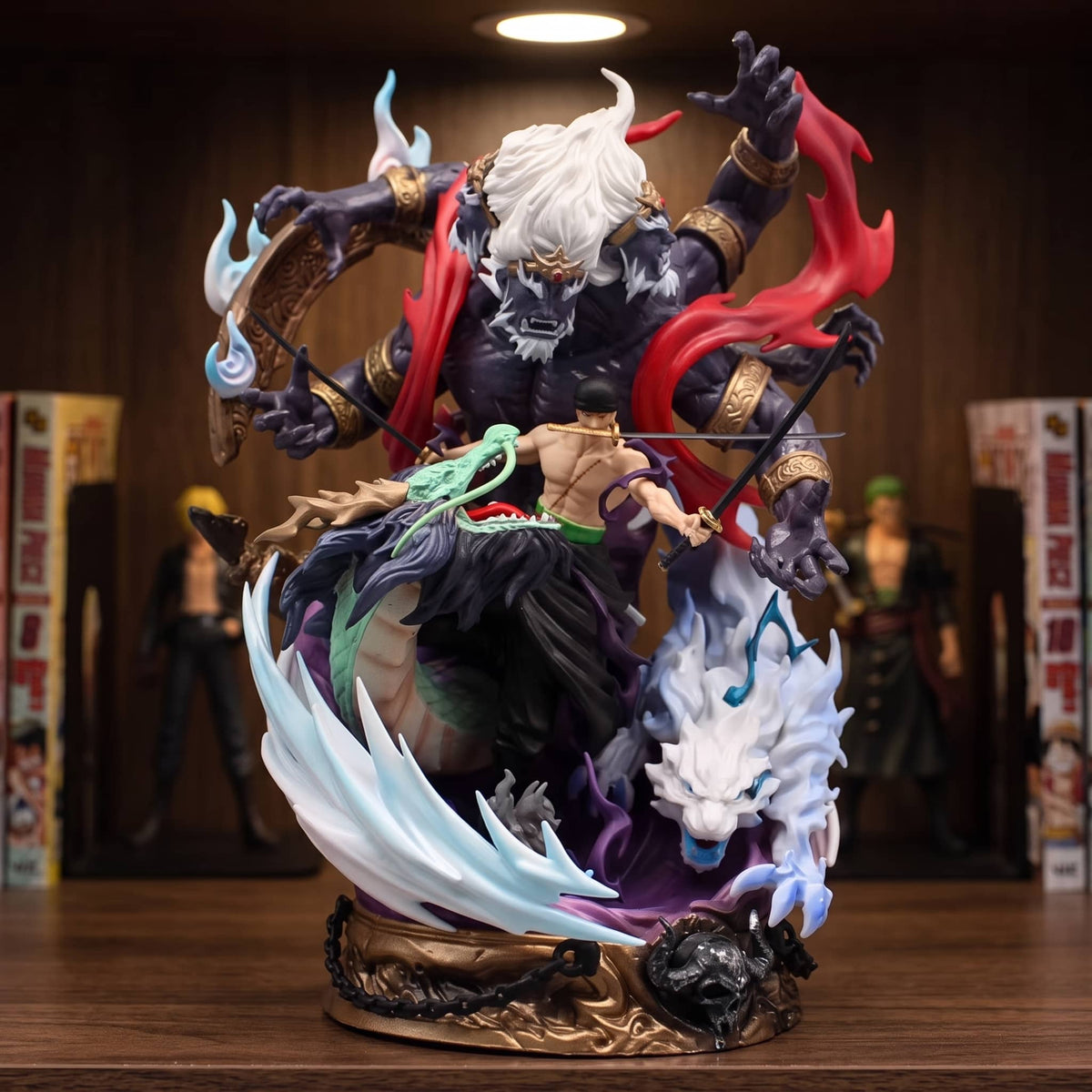 Figurine Roronoa Zoro (One Piece), 22 cm, trois plans superposés en une seule pièce — posée sur une étagère en bois.