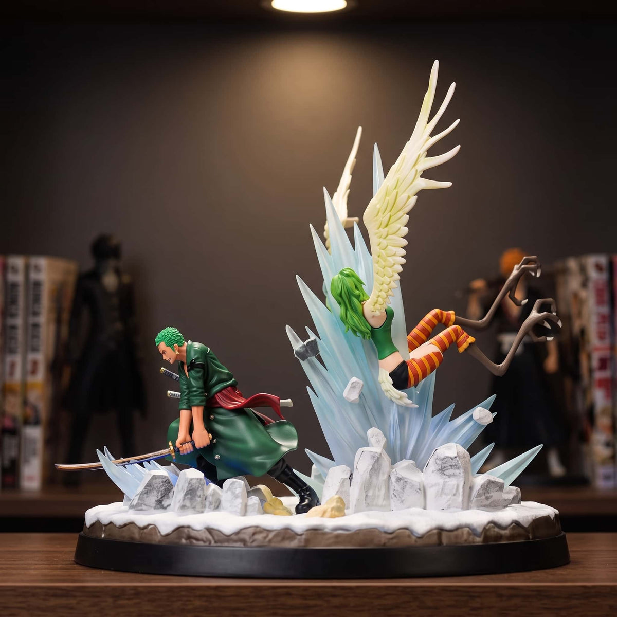 Figurine Roronoa Zoro et Monet (One Piece), un diorama à deux personnages, pas une figurine seule — posée sur une étagère en bois.