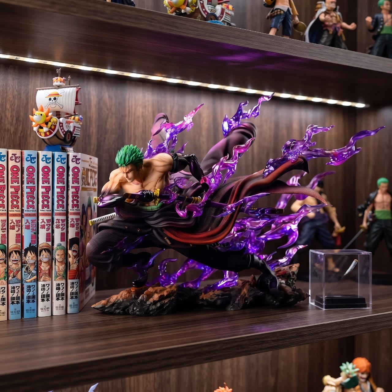 Figurine Zoro degainage aura maudite One Piece - exposee sur une etagere (decor non inclus)