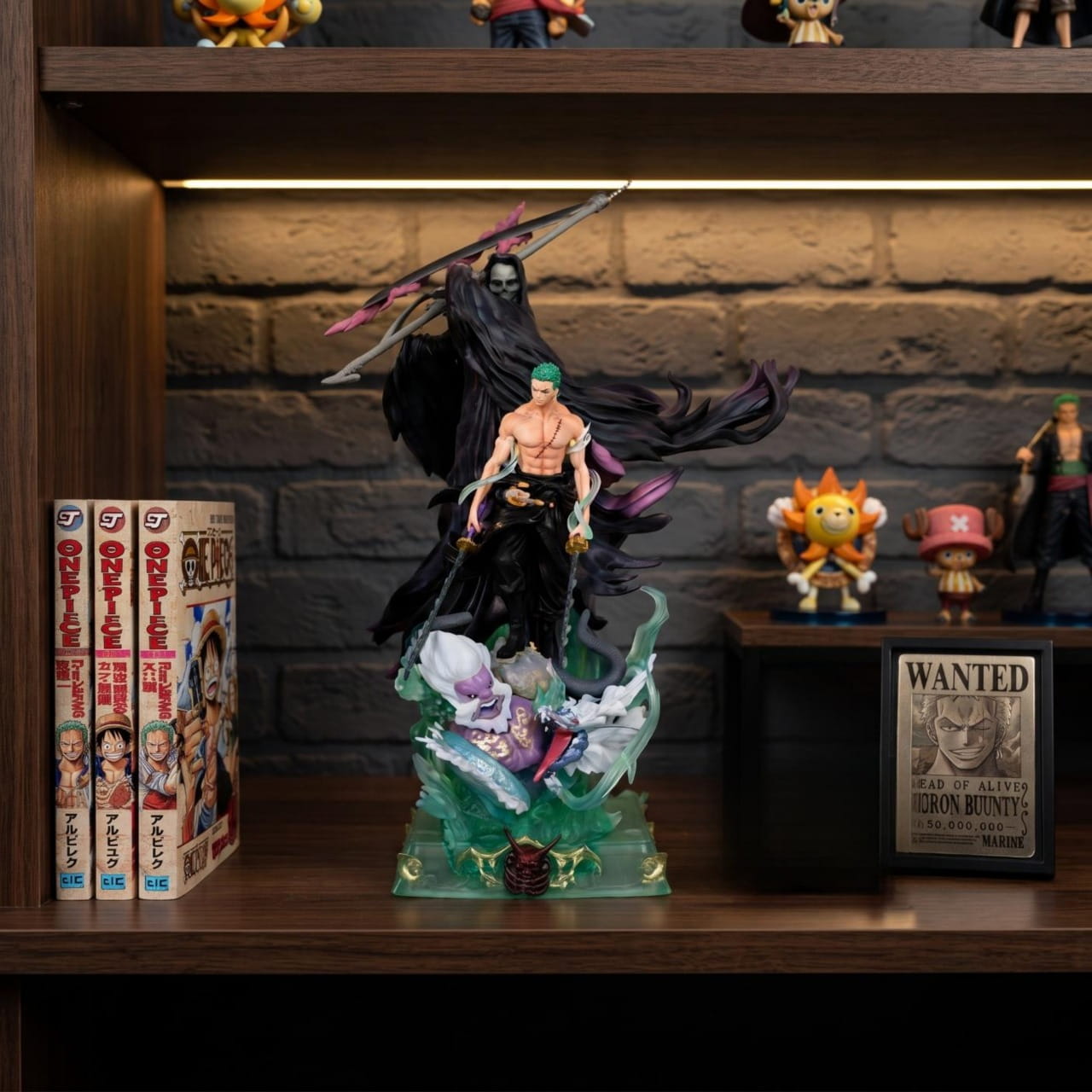 Figurine Zoro roi des enfers One Piece - exposee sur une etagere (decor non inclus)