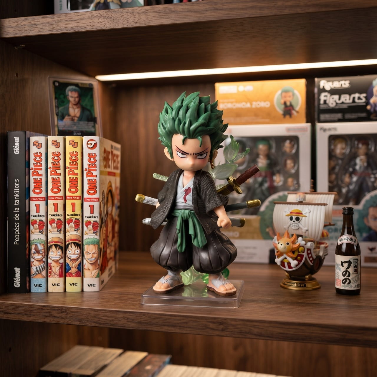 Figurine Roronoa Zoro exposée sur une étagère (décor non inclus)