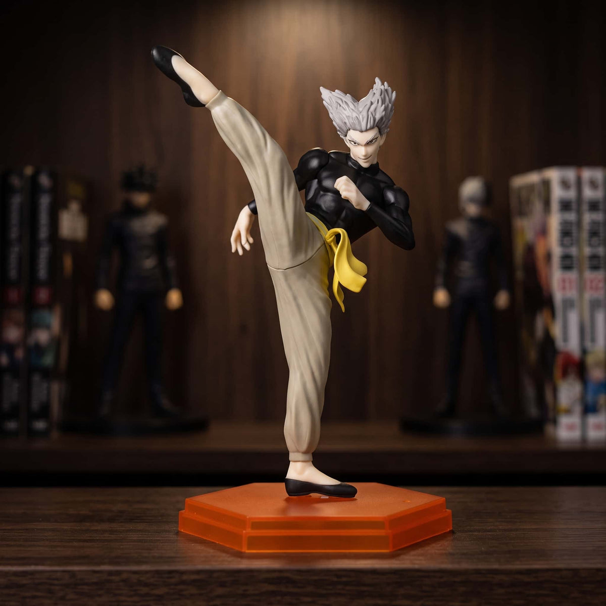 Figurine Garou (One Punch Man), 19 cm, Garou en forme humaine, coup de pied à la verticale — posée sur une étagère en bois.