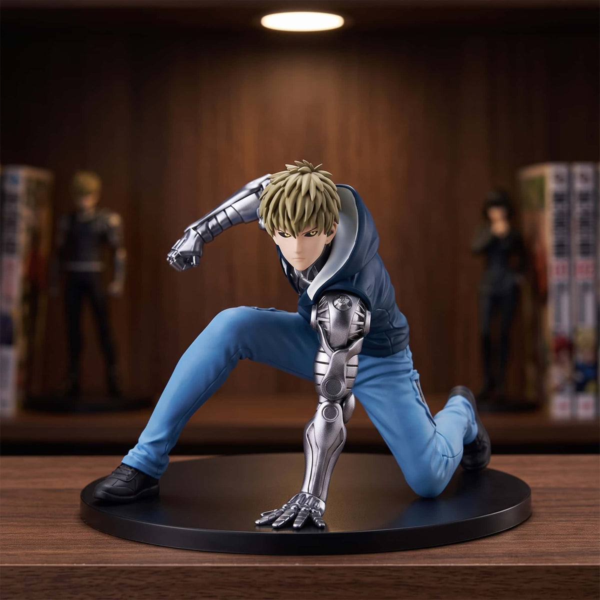 Figurine Genos (One Punch Man), 10 cm, en appui au sol : compacte mais présente — posée sur une étagère en bois.