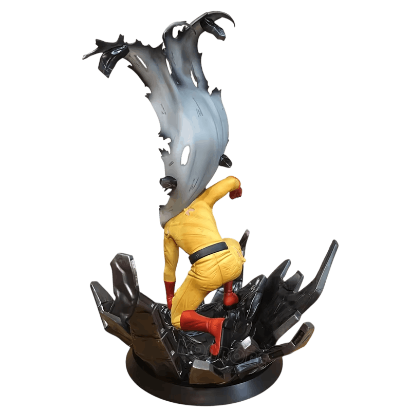 Figurine Saitama (One Punch Man), 24 cm, cape tenue en arrière par le souffle de l'impact — détourée, vue sans décor.