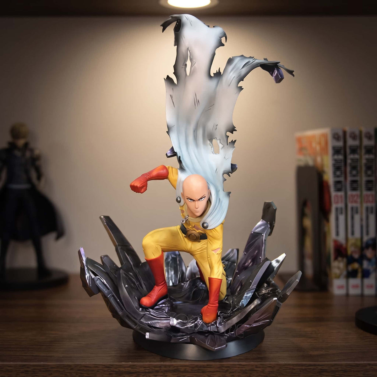Figurine Saitama (One Punch Man), 24 cm, — posée sur une étagère en bois.