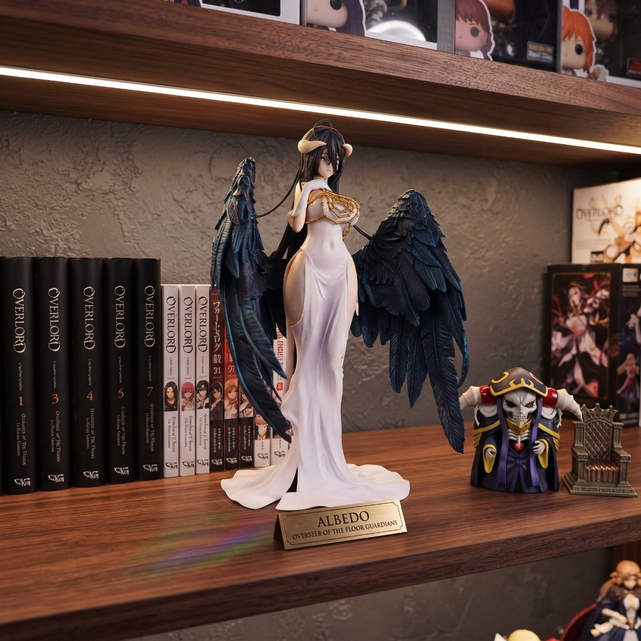 Figurine Albedo Overlord exposée sur une étagère (décor non inclus)