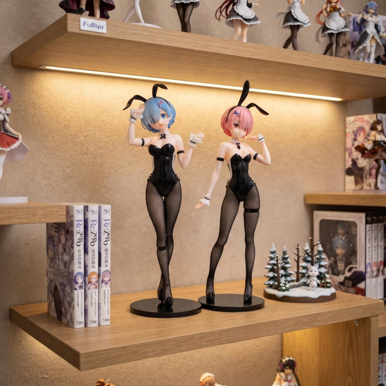 Figurines Rem et Ram bunny girl exposées sur une étagère (décor non inclus)