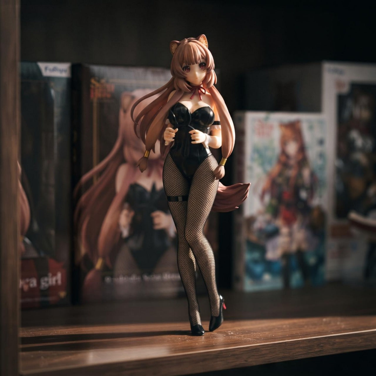 Figurine Raphtalia bunny girl exposée sur une étagère (décor non inclus)