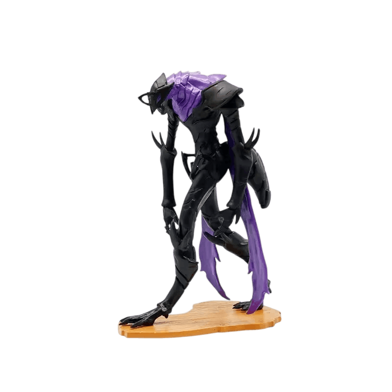 Figurine Beru de trois quarts, membranes violettes déployées le long du corps, posture courbée